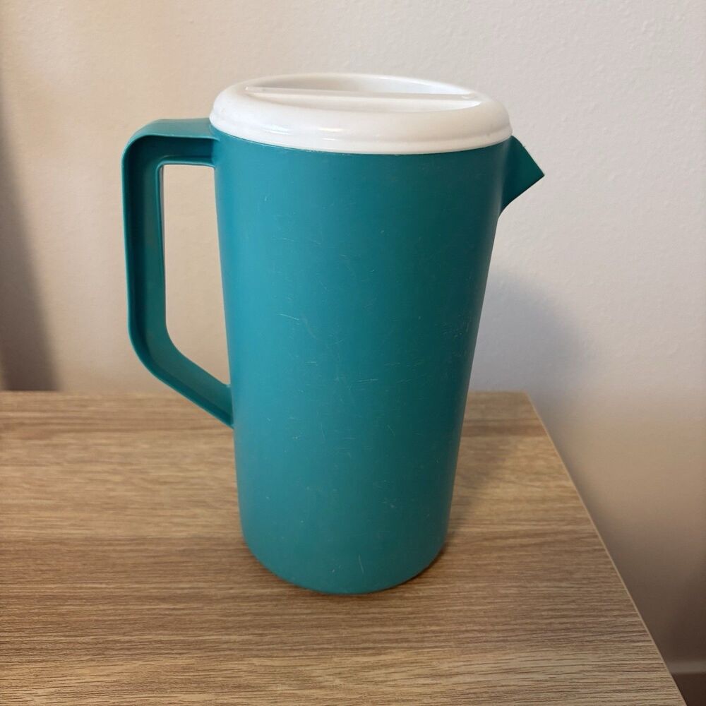 Vintage Rubbermaid 2 1/4 Quart Teal Turquoise Pitcher w/White Slotted Lid #2445